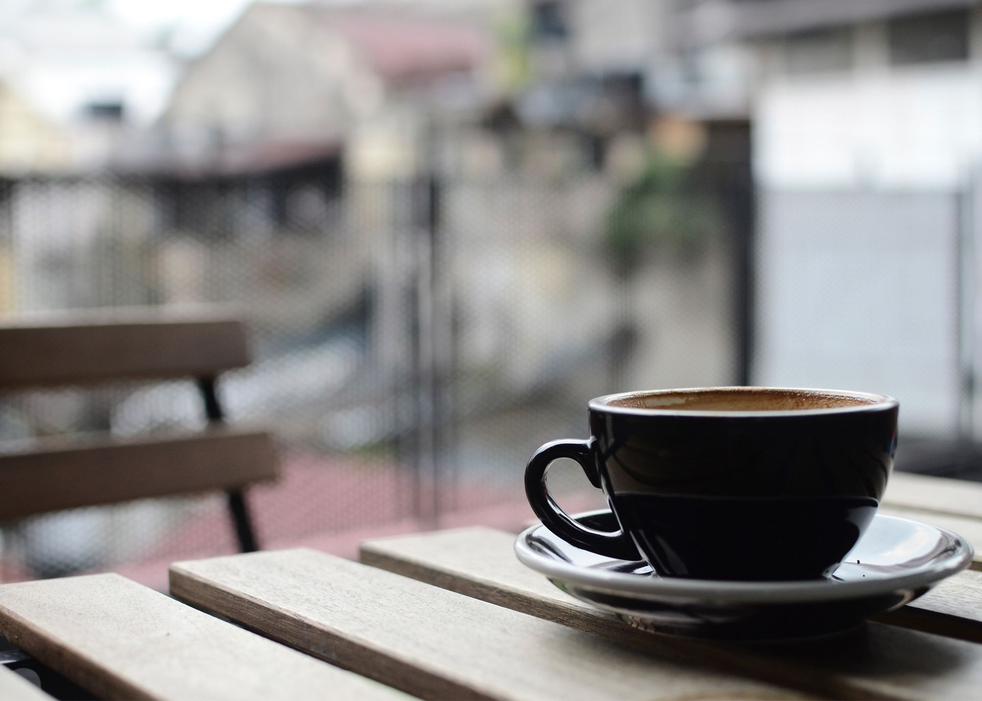 Taza de café sobre una mesa de madera